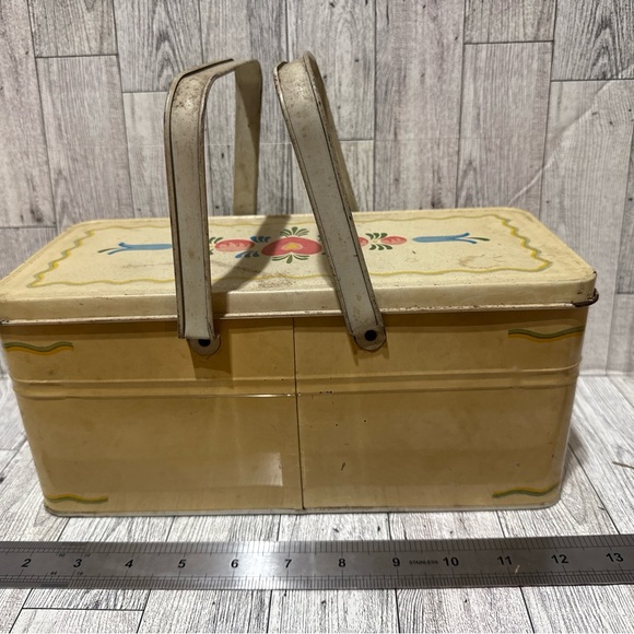 Vintage Tin Picnic Basket / Lunch box with Floral Design - Picture 3 of 5
